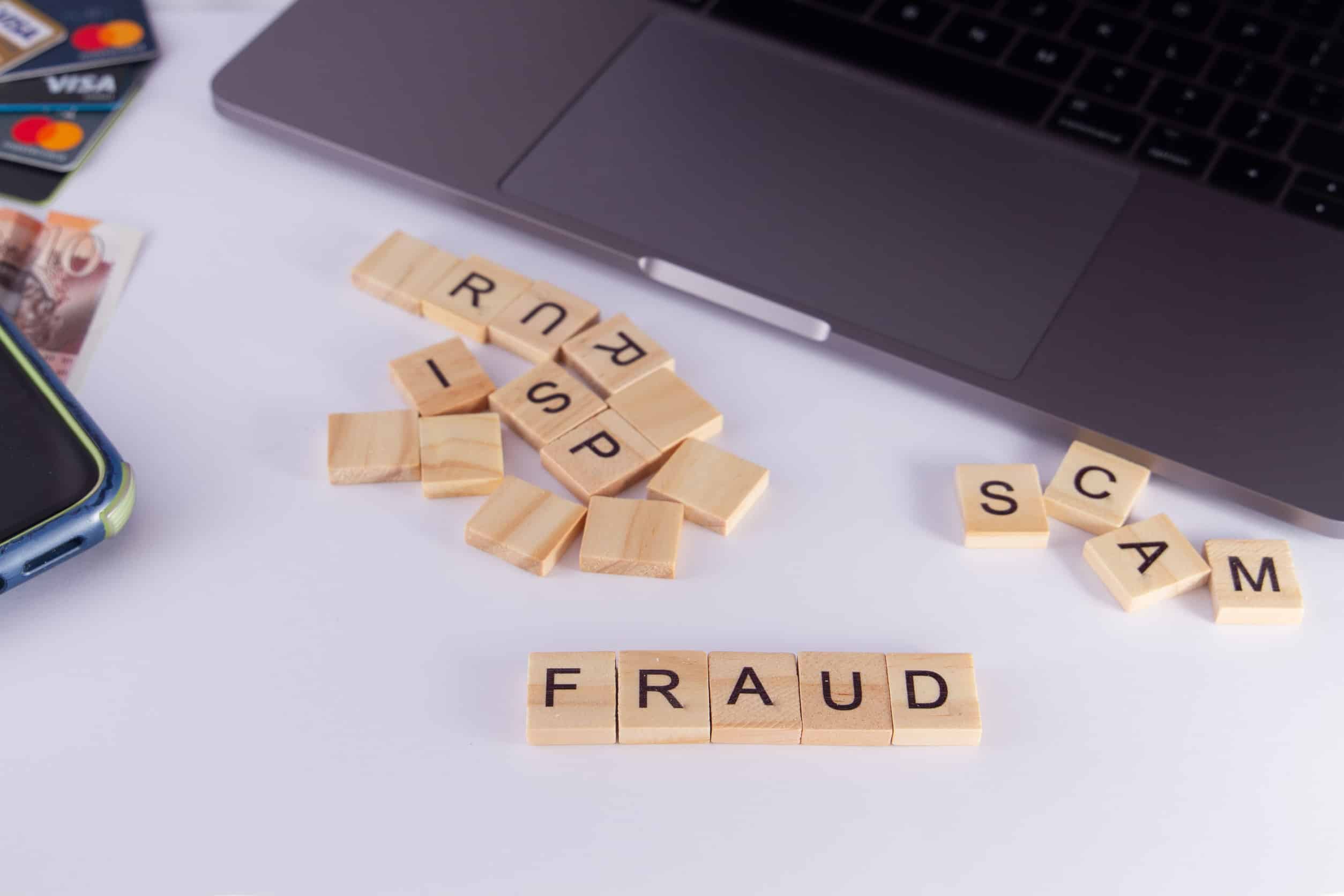 Se representa la palabra del fraude. Tema a tratar en el texto