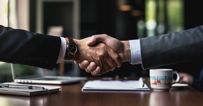 Dos personas se dan la mano como símbolo de cerrar un negocio