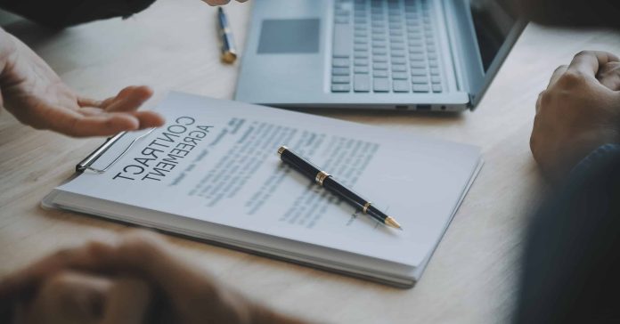 Celebración de un contrato entre dos partes. Representación seguro de cumplimiento.